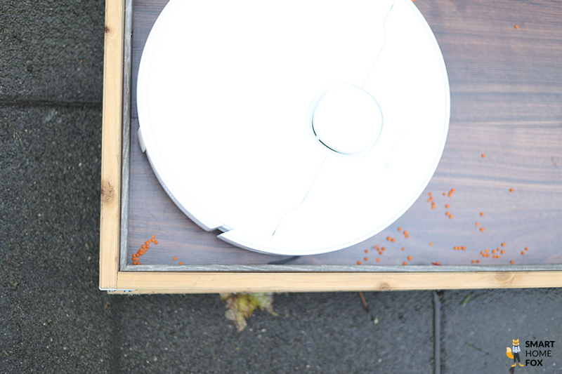 Dreame L10s Ultra убирает в углу.